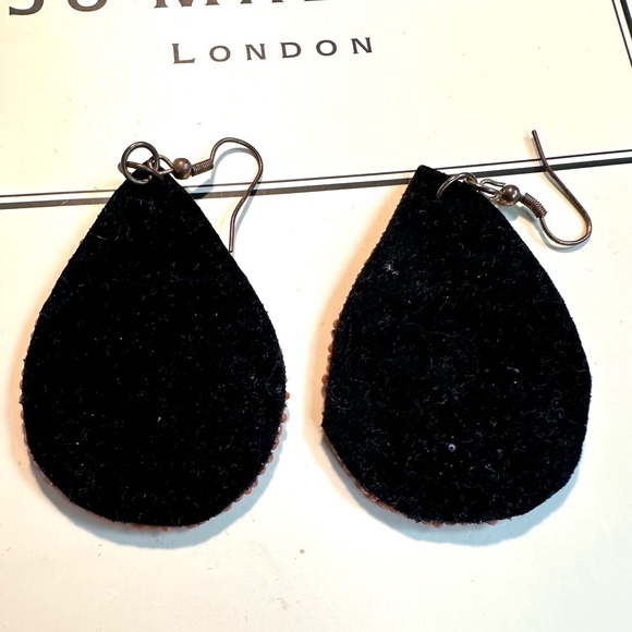 Mint Condition Large Beaded Drop Earrings Gold tone metal very Lightweight - Picture 5 of 6